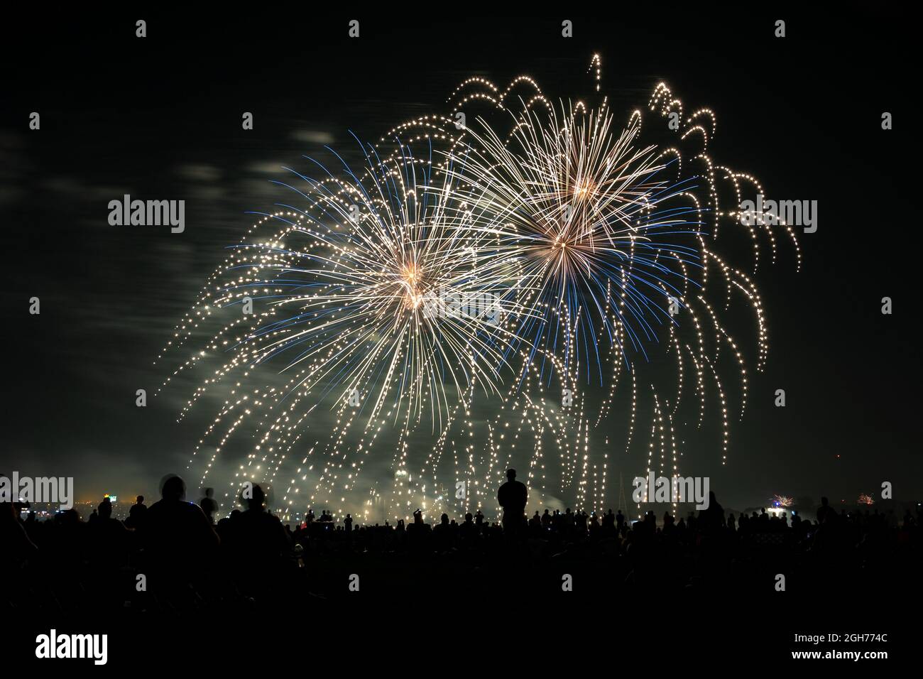 Feuerwerk über dem Mississippi River am 4. Juli in St. Louis, Missouri. Stockfoto