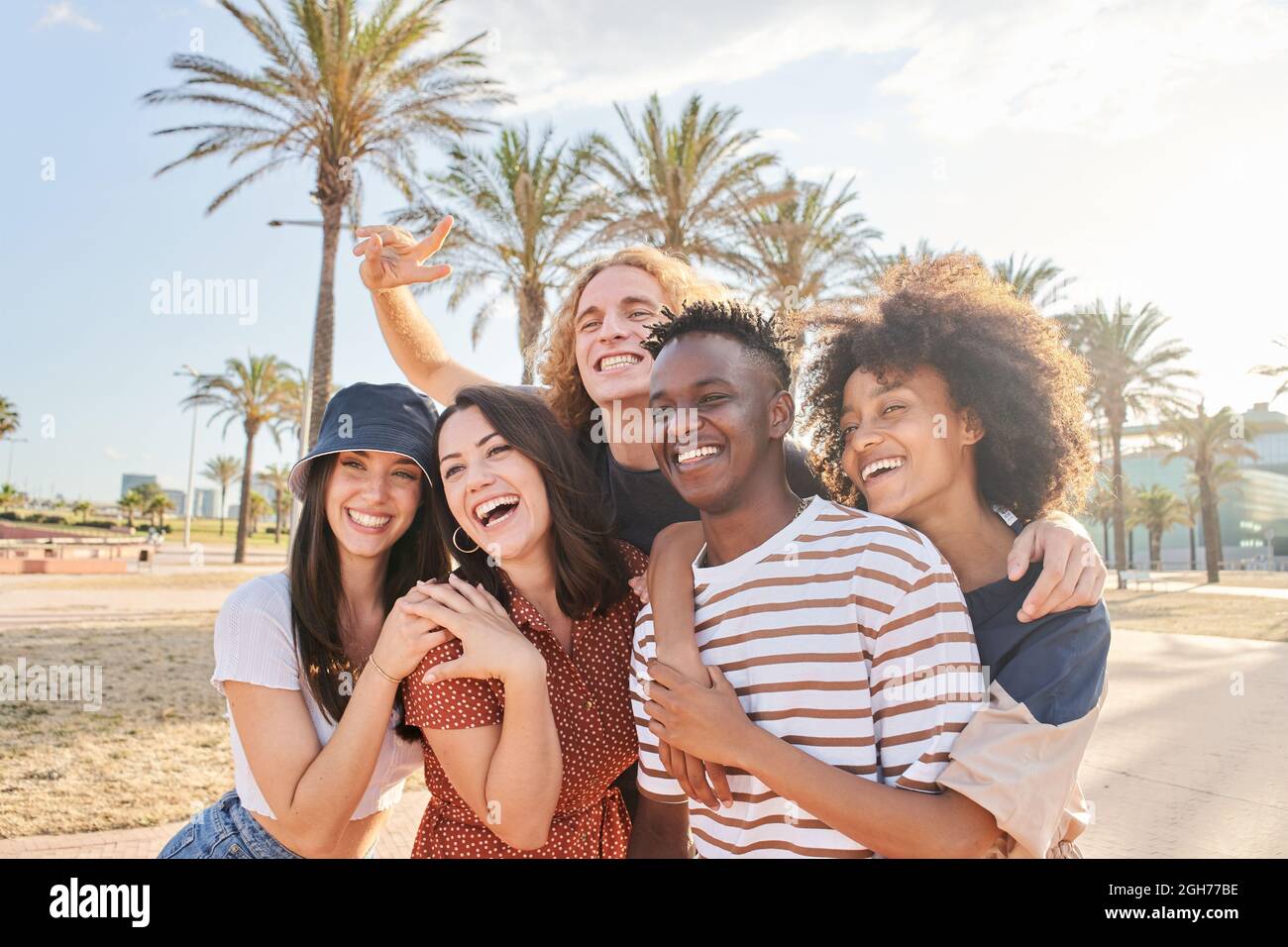 Gruppe von schönen kaukasischen und afroamerikanischen Menschen, die eine gute Zeit miteinander haben. Konzept von Gleichheit, gemischter Rasse, jungen Freunden, Studenten. Stockfoto