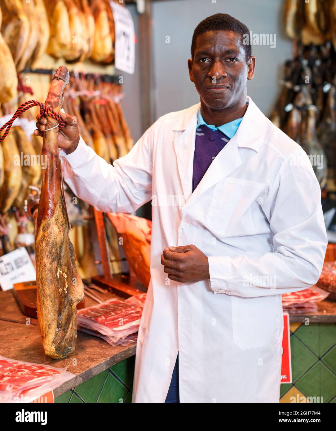 Verkäufer bietet Jamon an Stockfoto