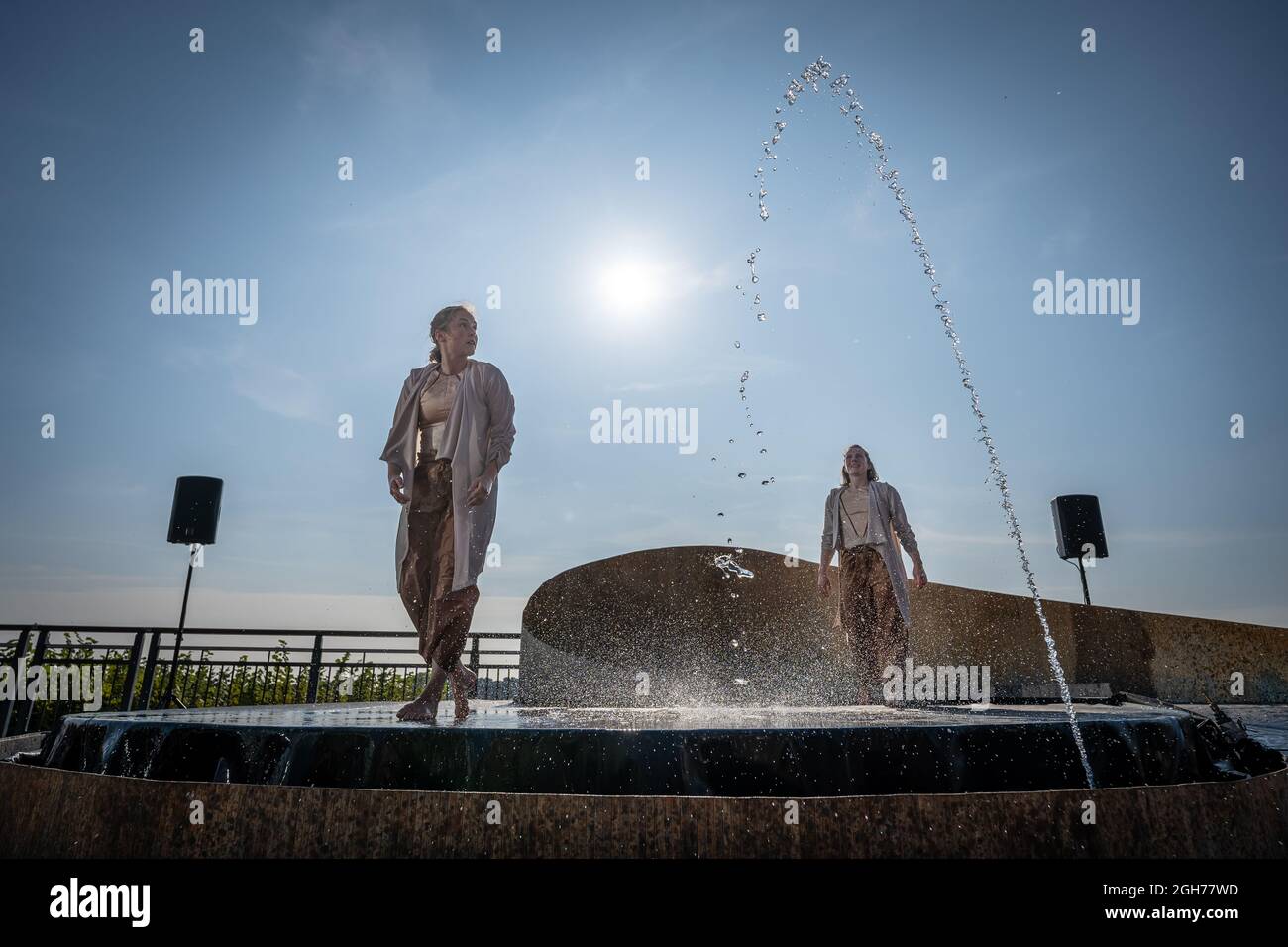 London, Großbritannien. September 2021. „Mayfly“ des Kapow-Tanztheaters wurde in Canary Wharf im Rahmen von Dancing City für das Greenwich+Docklands International Festival 2021 aufgeführt. „Mayfly“ ist eine Mischung aus Wasser, Tanz und Gesang. Eine poetische Geschichte, die die transformative Kraft von Frauen zum Ausdruck bringt. Kredit: Guy Corbishley/Alamy Live Nachrichten Stockfoto