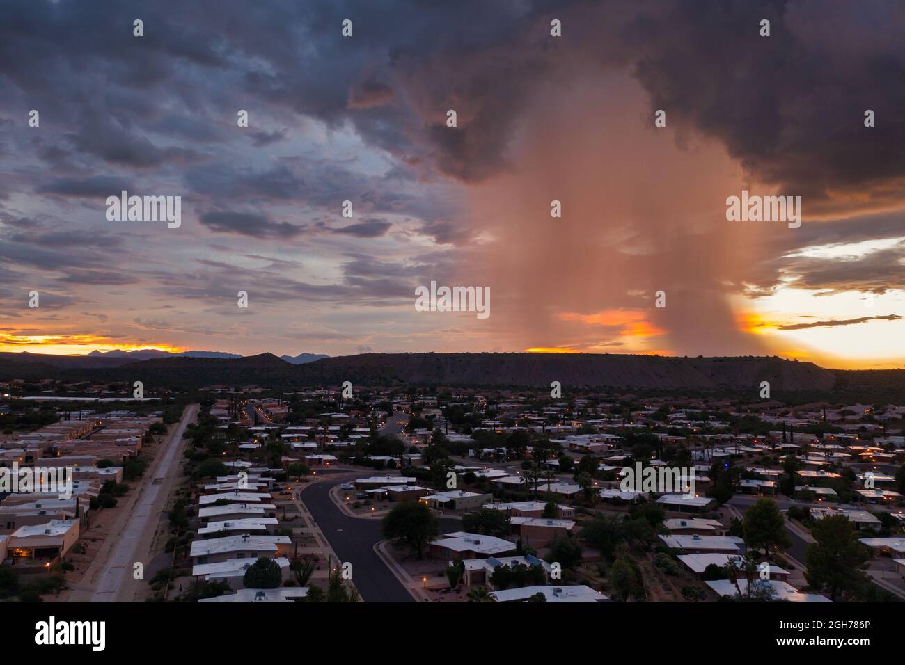 Monsunregen über Häusern in Green Valley, Arizona Stockfoto