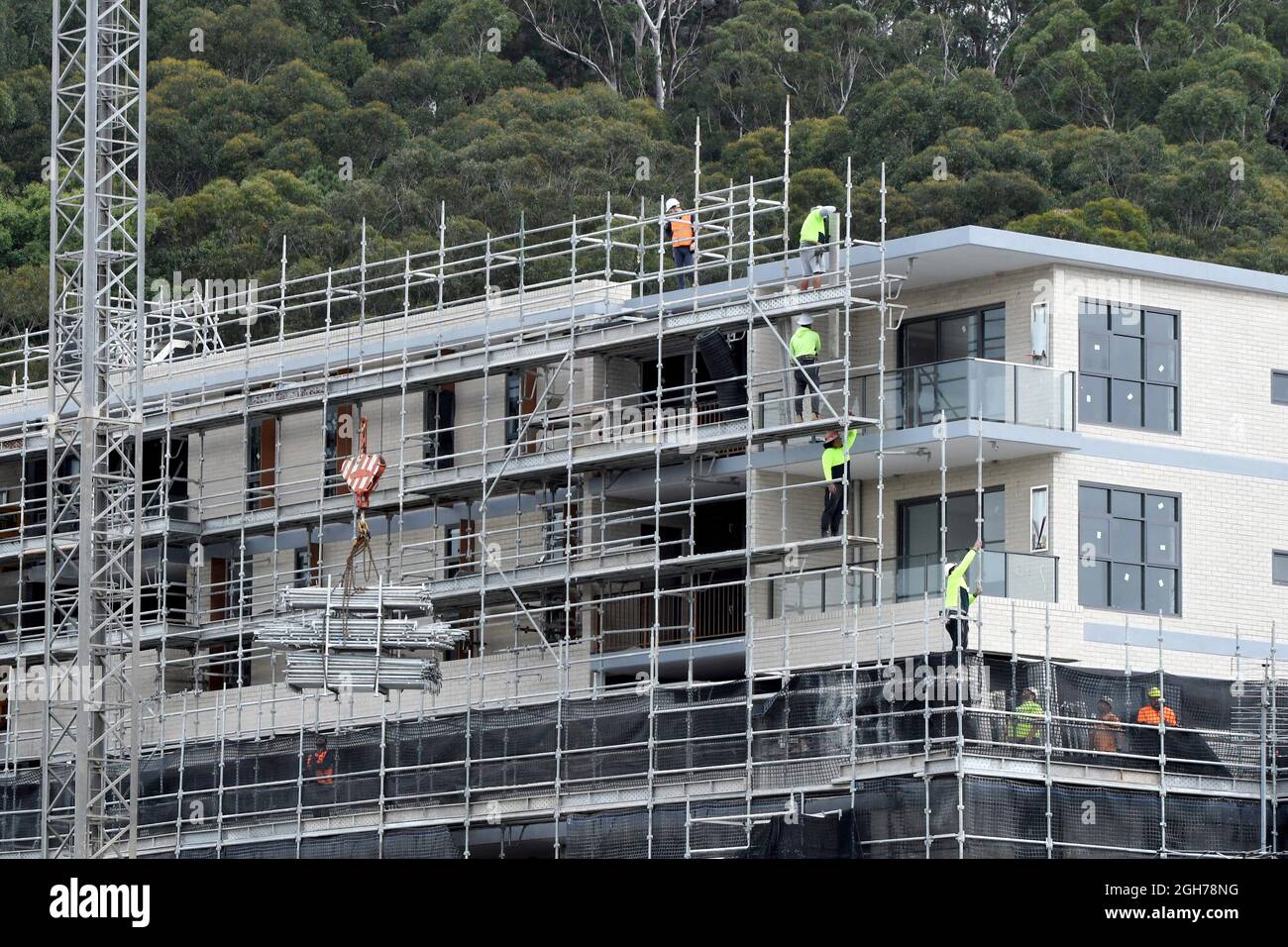 15. Juli 2021. Arbeiter, die Sicherheitsnetze und Gerüste in den nun fertiggestellten oberen Stockwerken des neuen Sozialwohnheimen in der Beane St. Gosford, 56-58, demontieren, Stockfoto