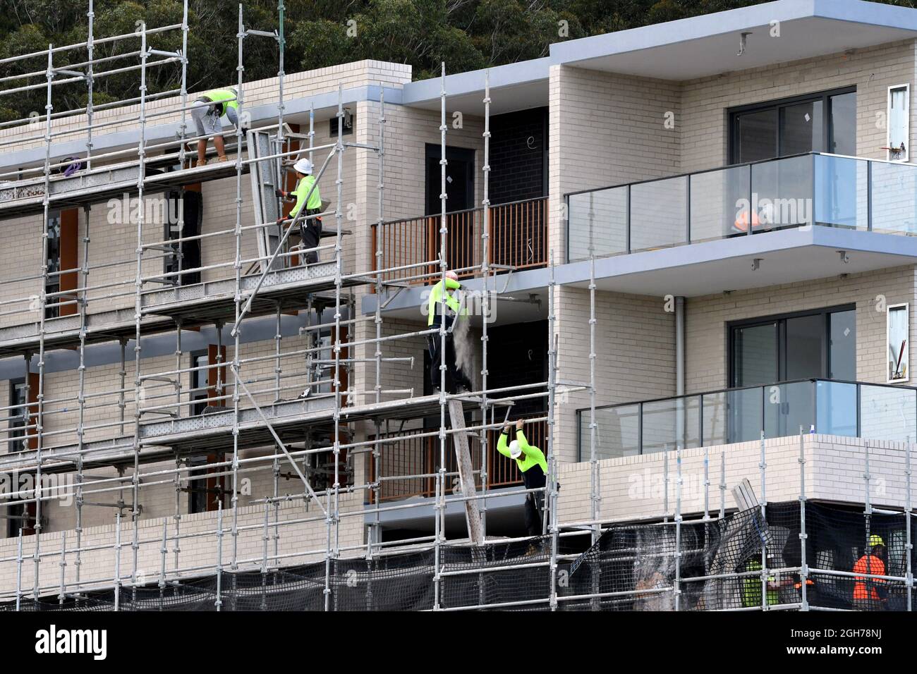 15. Juli 2021. Arbeiter, die Sicherheitsnetze und Gerüste in den nun fertiggestellten oberen Stockwerken des neuen Sozialwohnheimen in der Beane St. Gosford, 56-58, demontieren, Stockfoto