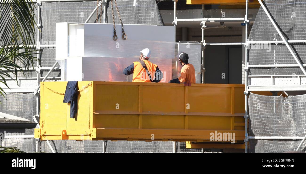 15. Juli 2021. 15. Juli 2021. Arbeiter, die den Kran verladen, lieferten Baumaterial in den neuen Block der Wohneinheit in 56-58 Beane St. Gosford, Australien. Pa Stockfoto