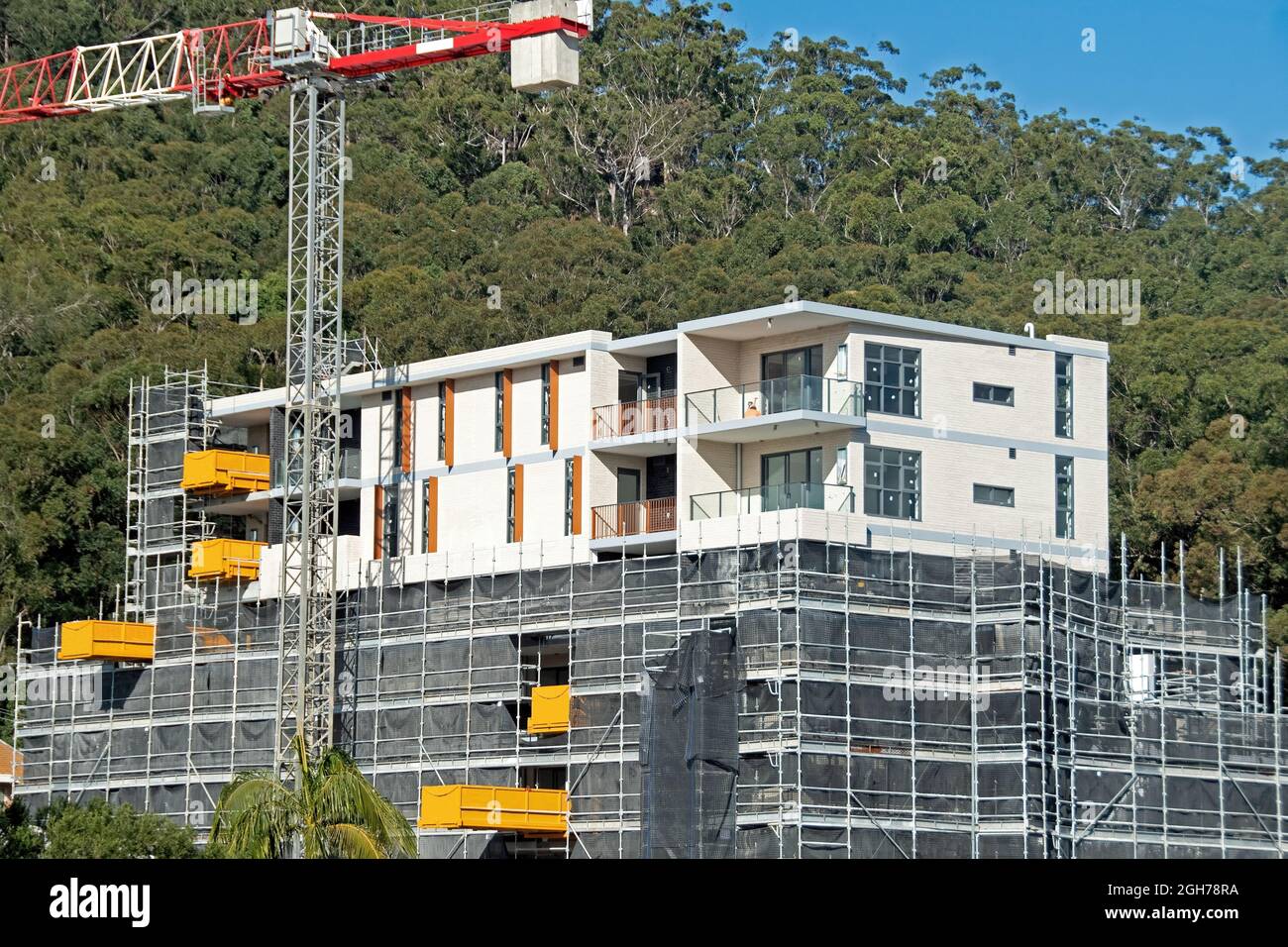 15. Juli 2021. Nachdem das Gerüst nun von den fertiggestellten oberen Etagen des Wohnblocks bei 56-58 entfernt wurde, ist die Beane Street nun sichtbar. Gosford, Australien. Stockfoto