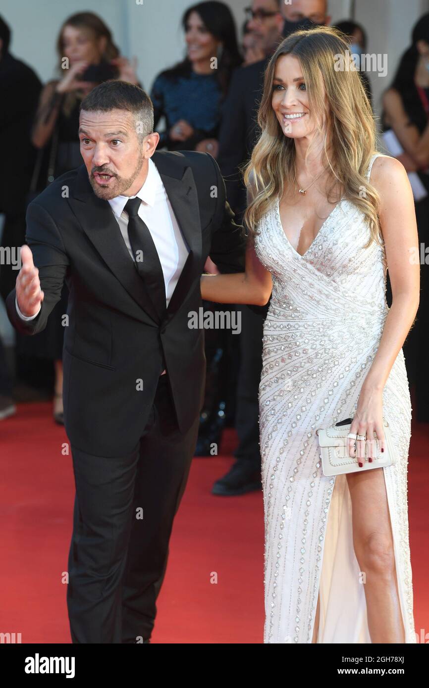 Venedig, Italien. September 2021. Der spanische Schauspieler Antonio Banderas und seine Freundin Nicole Kimpel nehmen am Samstag, den 4. September 2021, an der Vorführung von „Competencia Oficial“ während des 78. Internationalen Filmfestivals in Venedig, Italien, Teil. Foto von Rune Hellestad/ Credit: UPI/Alamy Live News Stockfoto