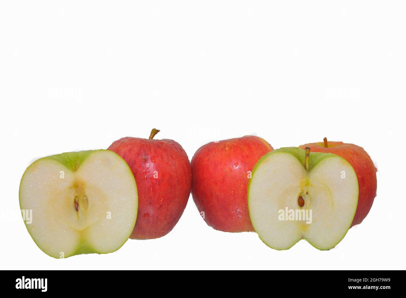Rote und grüne Äpfel mit halb isoliert auf weißem Hintergrund. Rote Äpfel isoliert auf weißem Hintergrund, Schnittpfad, volle Schärfentiefe. Stockfoto