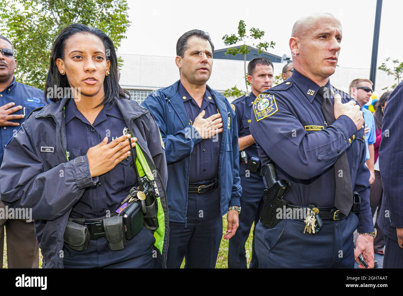 Miami Florida, Overtown Black Police Precinct & Courthouse Museum Eröffnung, Hispanic men Women Officers, Verpfändung der Allegiance Polizeiuniform Stockfoto