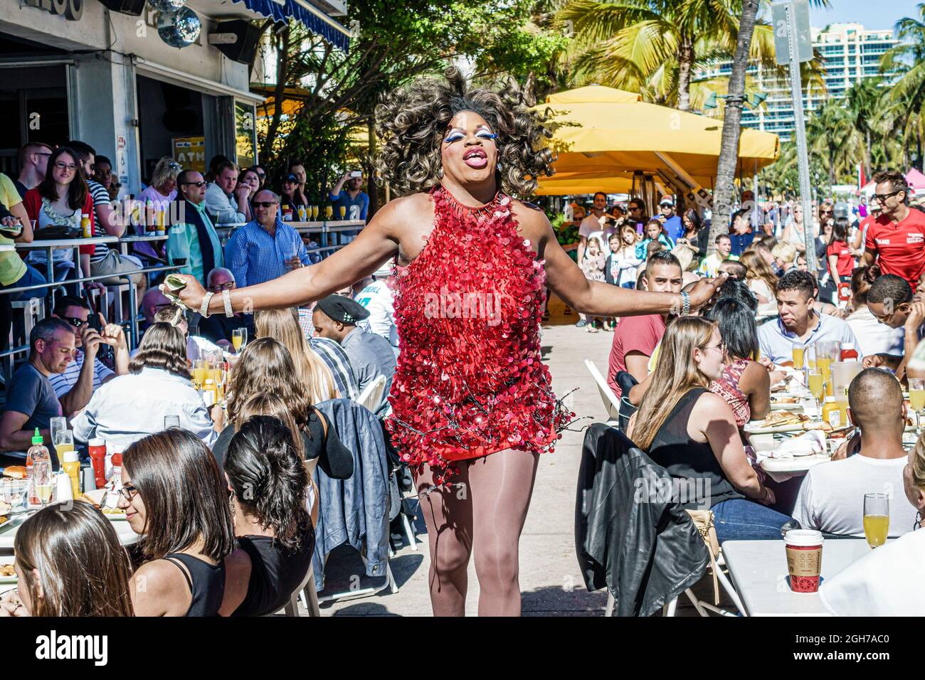 Miami Beach, Florida, Ocean Drive, Art déco-Wochenende, Palace Bar Restaurant, Außentische unter freiem Himmel Drag Queen Show Sänger Performer Black man männlich Stockfoto