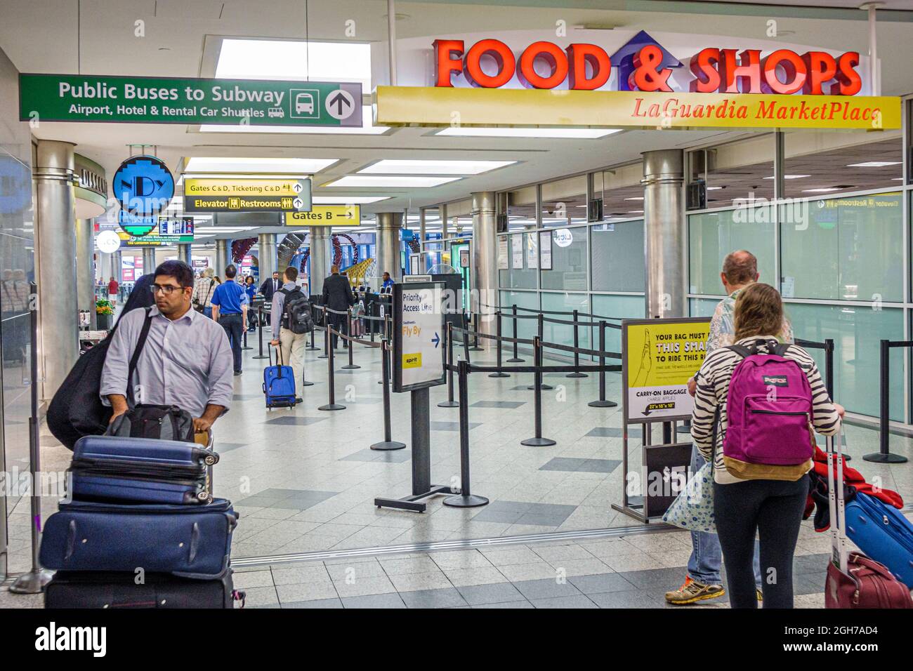 New York City, NY NYC, Queens, LaGuardia Airport LGA Terminal, Inneneinrichtung von Fluggästen, die Anschlussflüge machen Stockfoto