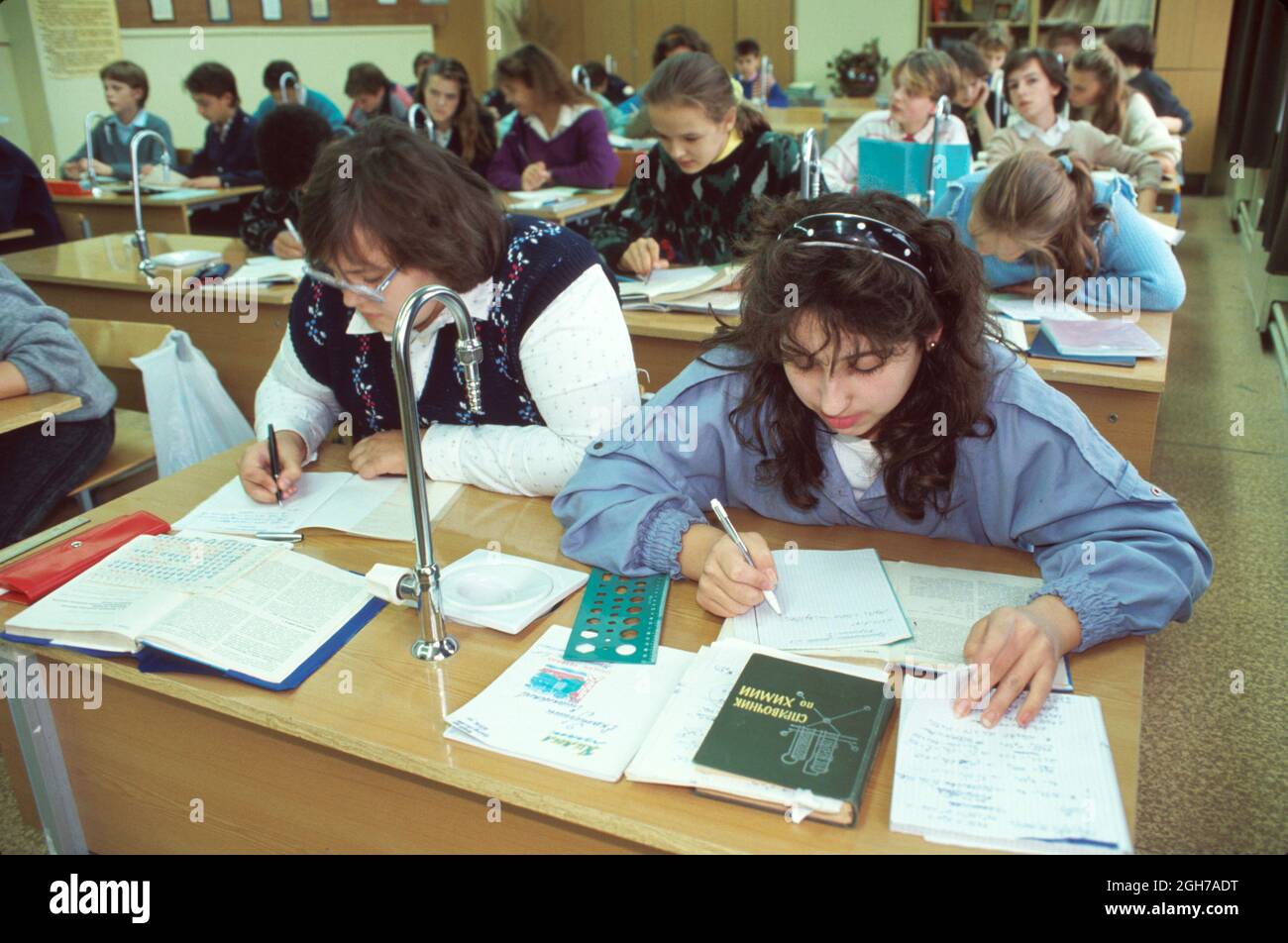 Moskau Russland, öffentliche Schule Klassenzimmer Alter 14 Chemie Student teen Mädchen weiblich Stockfoto