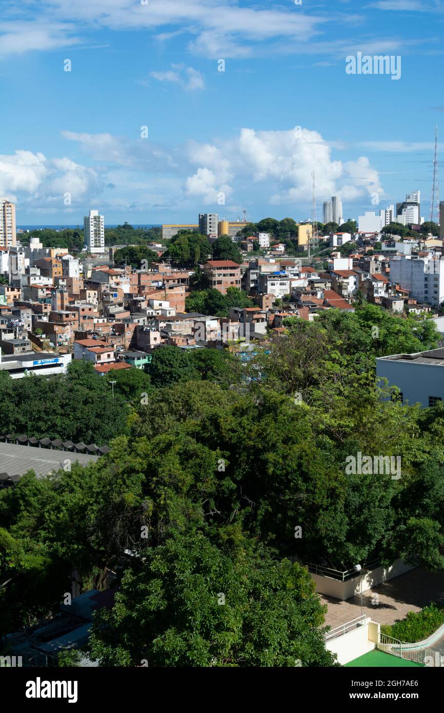 Salvador, Bahia, Brasilien - 06. April 2014: Blick auf die in den Bergen gebauten Gebäude und beliebten Häuser. Stadt Salvador, Bahia, Brasilien. Stockfoto