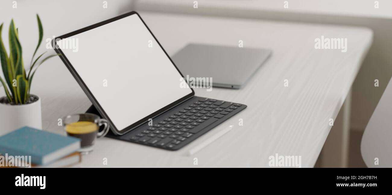 Moderner, minimalistischer Arbeitsbereich mit tragbarem Tablet, magischer Tastatur und Dekor auf hellem Holztisch, 3d-Rendering, 3d-Illustration Stockfoto