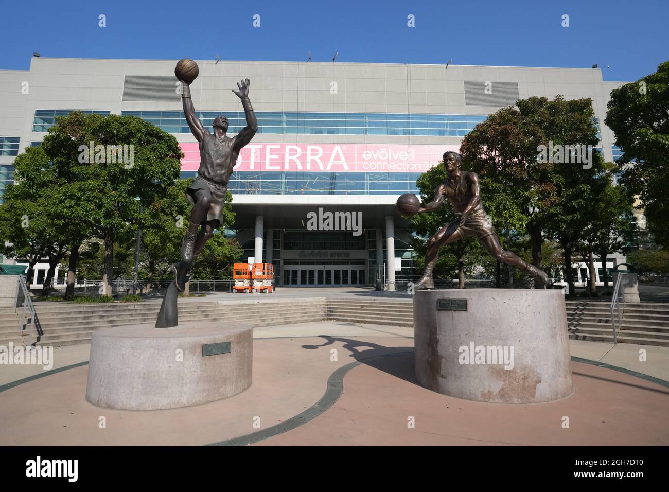 Eine Statue der ehemaligen Utah Jazz Spieler Karl Malone (links) und John Stockton in der Vivint Smart Home Arena, Sonntag, 5. September 2021, in Salt Lake City. Stockfoto