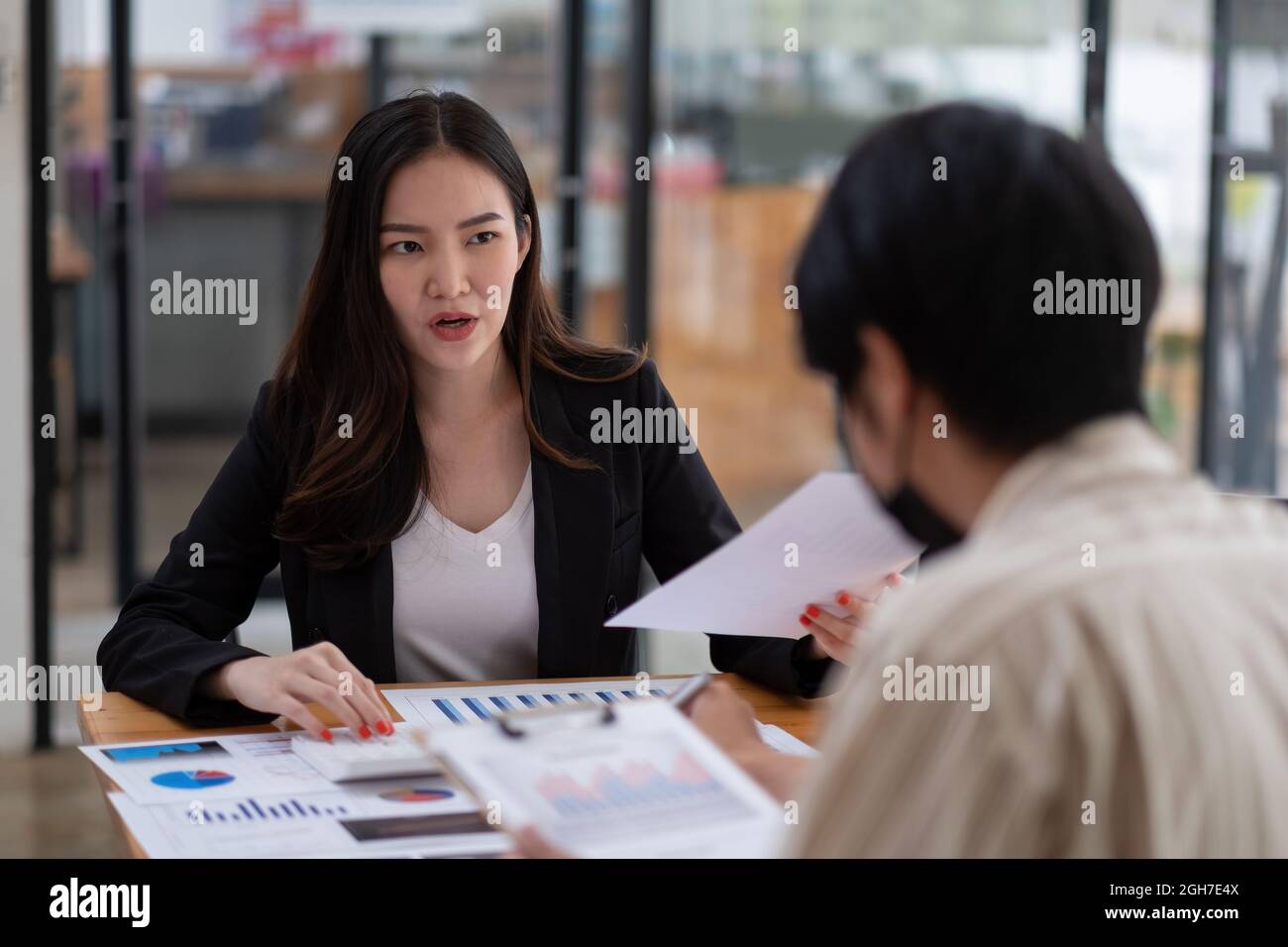 Business People Meeting Planungsbudget und Kostenstrategie Analyse Konzept. Stockfoto