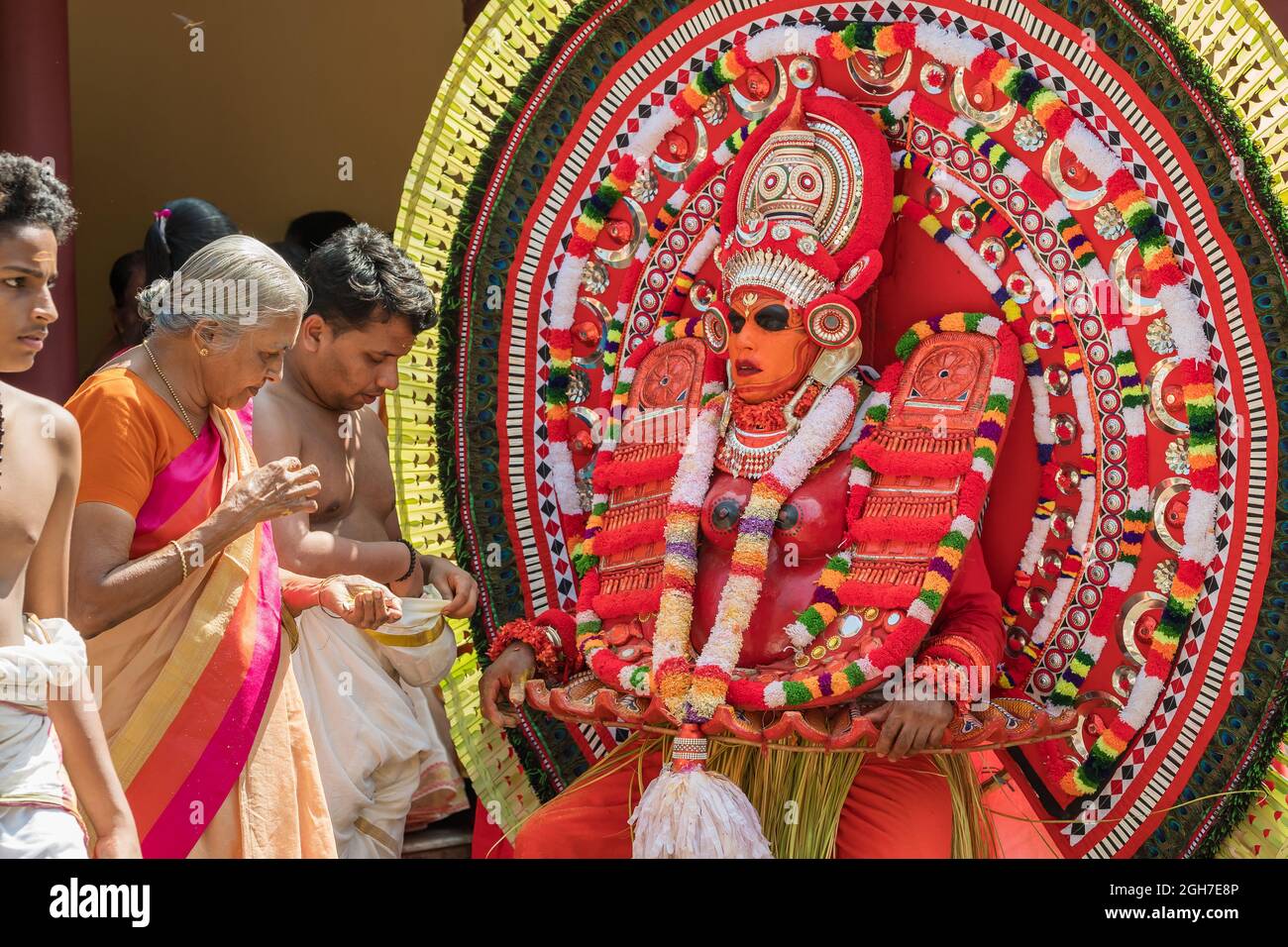 Theyyam führen während des Tempelfestes in Payyanur, Kerala, Indien auf. Stockfoto
