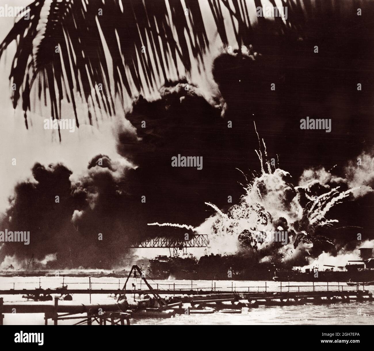 USS Shaw explodierte, nachdem ihr Vorzeigemagazin am 7. Dezember 1941 durch das wütende Feuer während des japanischen Überraschungsangriffs auf Pearl Harbor gezündet wurde. Stockfoto