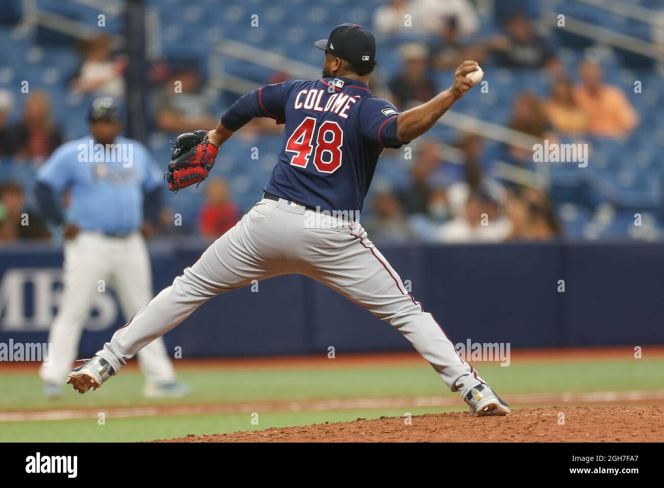 St. Petersburg, FL. USA; Minnesota Twins Relief Pitcher Alex Colome (48) liefert einen Platz während eines Baseballspiels der Major League gegen die Tampa Bay Rays am Sonntag, den 5. September 2021, im Tropicana Field. Die Zwillinge schlugen die Strahlen 6-5. (Kim Hukari/Bild des Sports) Stockfoto
