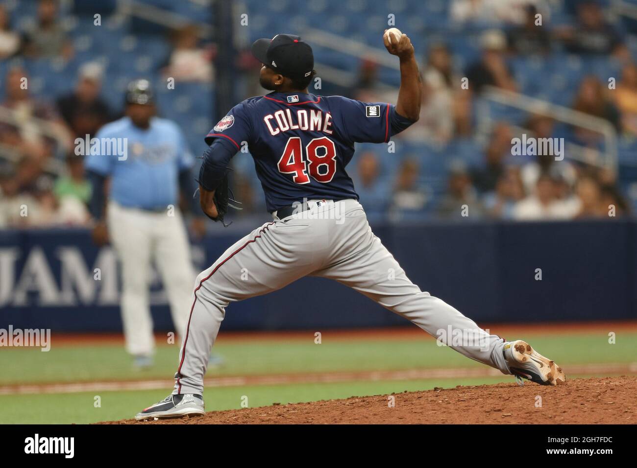 St. Petersburg, FL. USA; Minnesota Twins Relief Pitcher Alex Colome (48) liefert einen Platz während eines Baseballspiels der Major League gegen die Tampa Bay Rays am Sonntag, den 5. September 2021, im Tropicana Field. Die Zwillinge schlugen die Strahlen 6-5. (Kim Hukari/Bild des Sports) Stockfoto