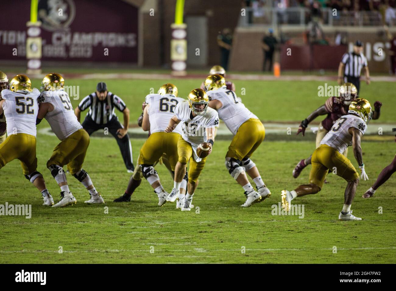 5. September 2021: Notre Dame Fighting Irish Quarterback Jack Coan (17) gefälscht eine Übergabe während des NCAA-Fußballspiels zwischen Notre Dame Fighting Irish und Florida State Seminoles im Doak Campbell Stadium Tallahassee, FL. Notre Dame besiegt den Staat Florida von 41 bis 38 in Überstunden. Jonathan Huff/CSM Stockfoto