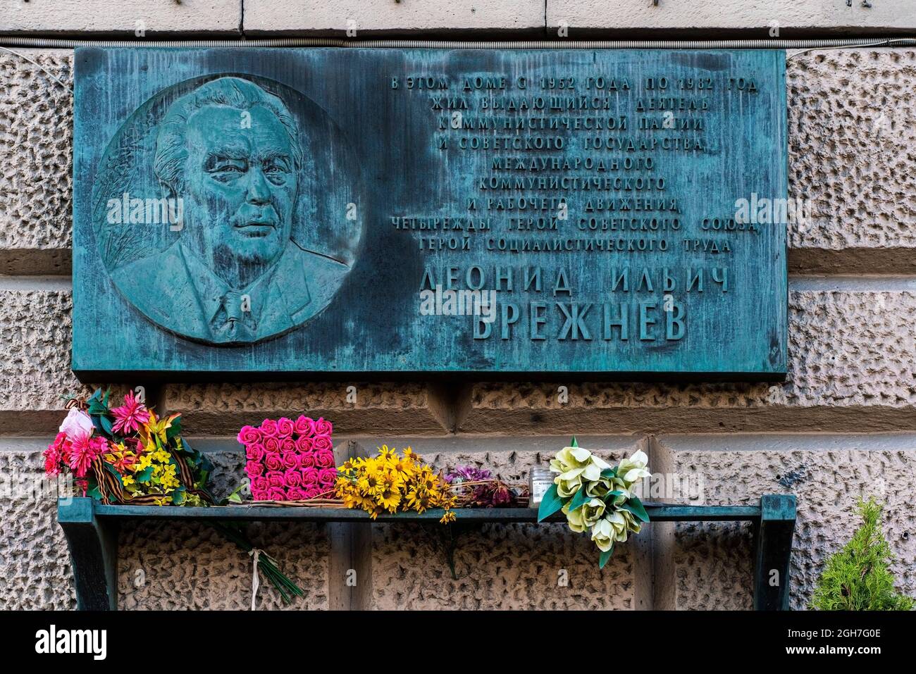 Moskau, Russland - 5. September 2021: Gedenktafel für Leonid Iljitsch Breschnew an seinem Wohnhaus in Moskau am Kutusowski-Prospekt. Hochwertige Fotos Stockfoto