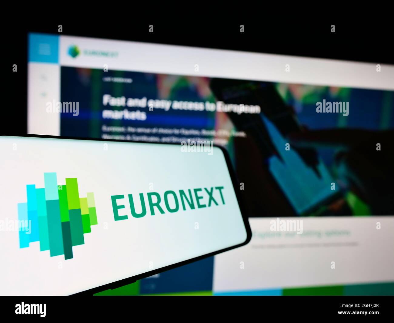 Handy mit Logo des Finanzdienstleisters Euronext N.V. auf dem Bildschirm vor der Business-Website. Konzentrieren Sie sich auf die Mitte links des Telefondisplays. Stockfoto