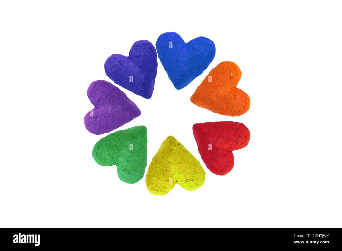 Handgefertigte Papierherzen in Regenbogenfarben, isoliert auf weißem Hintergrund Stockfoto
