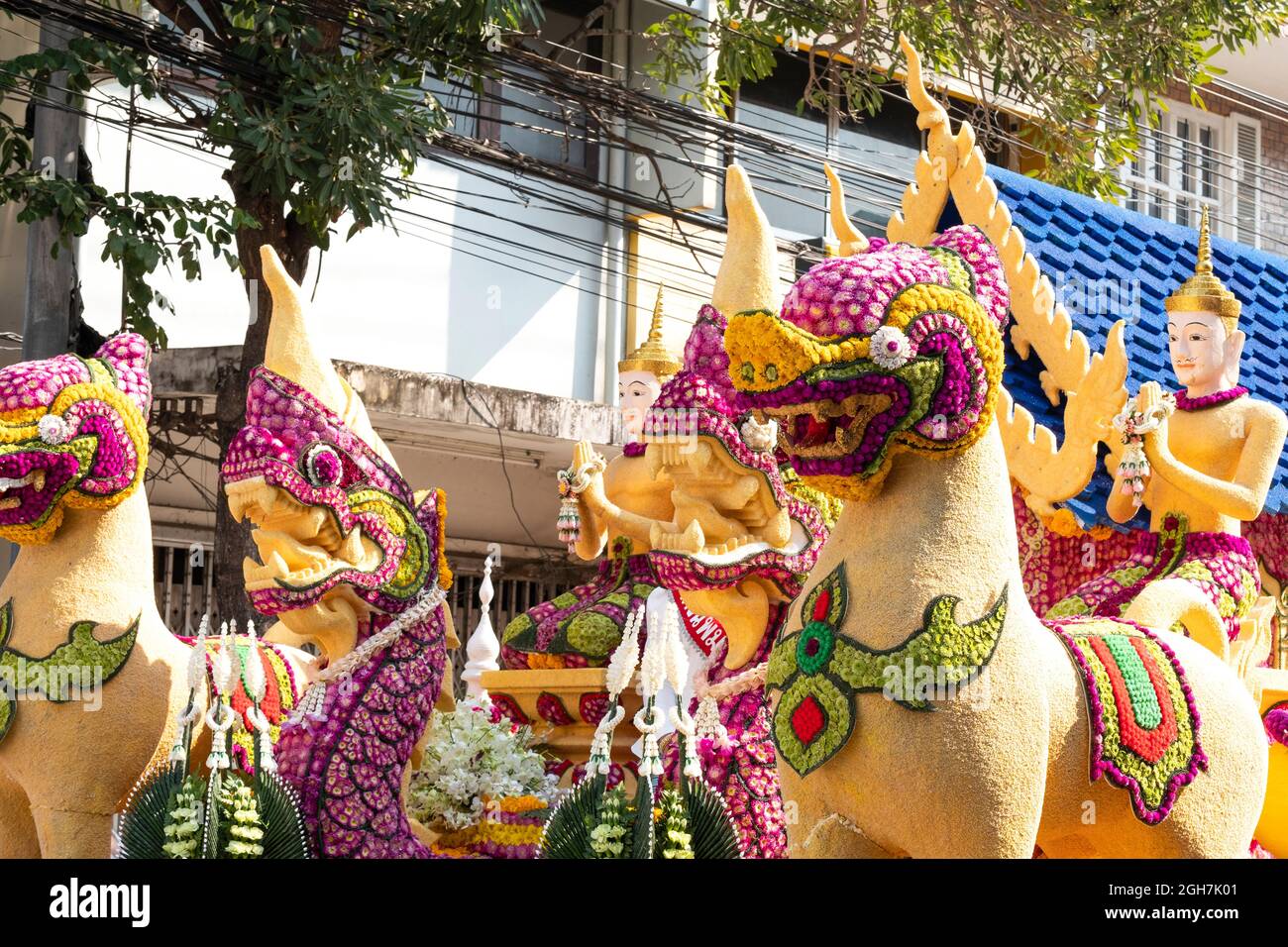 Details von mystischen Kreaturen, die mit frischen Blumen auf einem Festwagen verziert sind, der bei den February Flower Festival Paraden in der Stadt Chiangmai, Thailand, verwendet wurde. Stockfoto