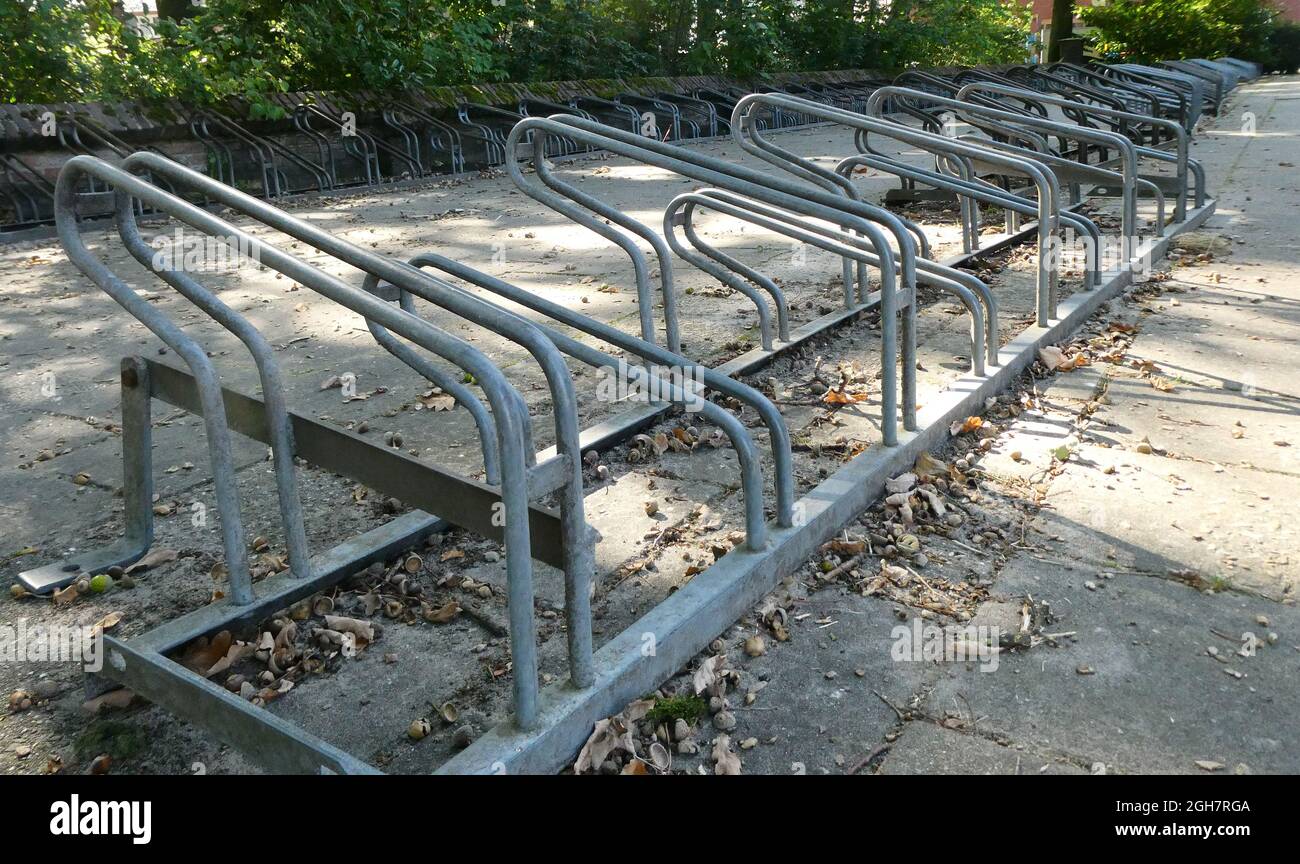 Mehrere Reihen leerer Fahrradständer. Gesehen auf dem Campus einer niederländischen Schule Stockfoto
