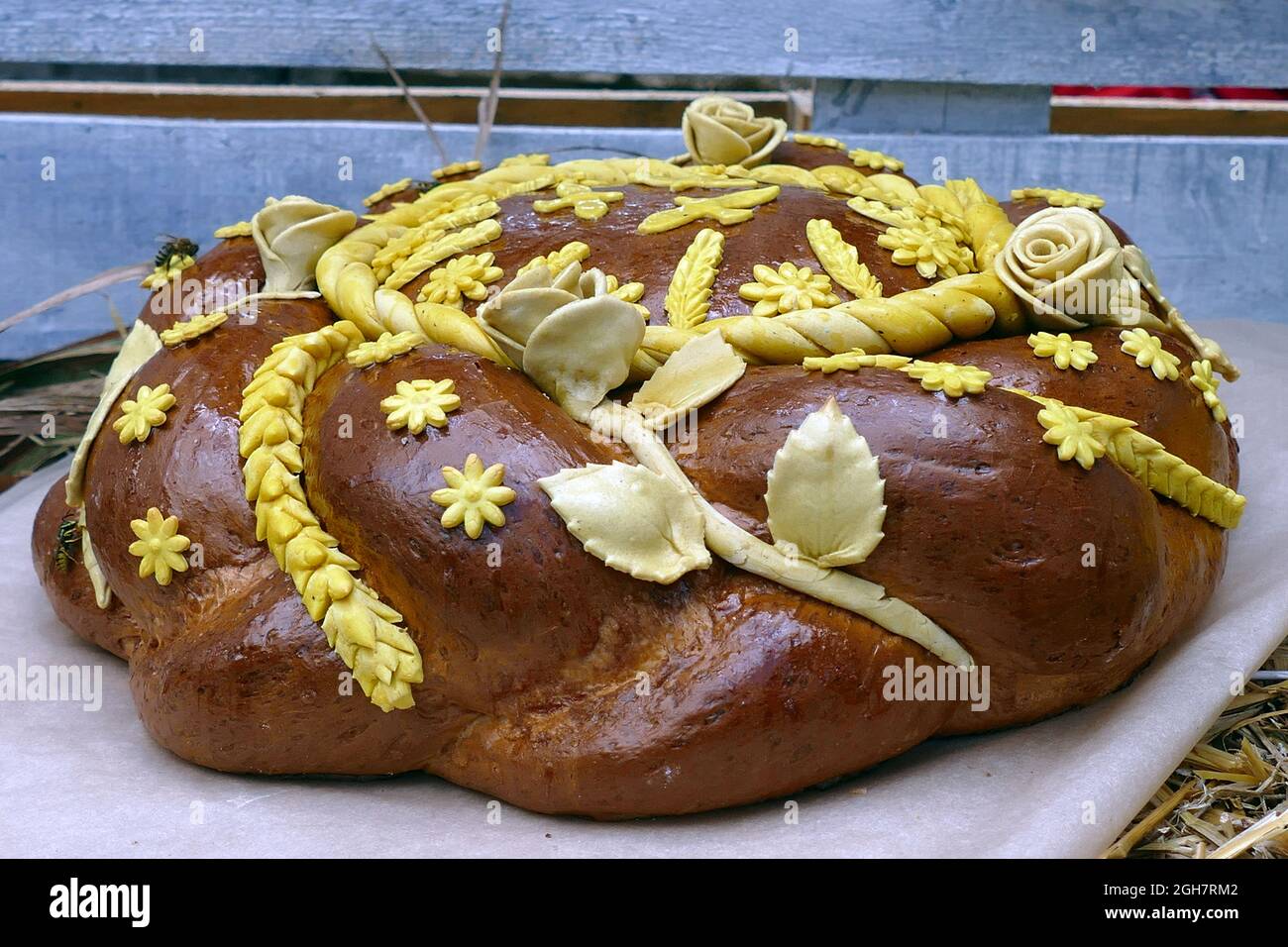 IVANO-FRANKIVSK, UKRAINE - 5. SEPTEMBER 2021 - Ein Korovai, die Art von Brot, die am häufigsten bei Hochzeiten verwendet wird, ist während des Brotfestivals abgebildet Stockfoto