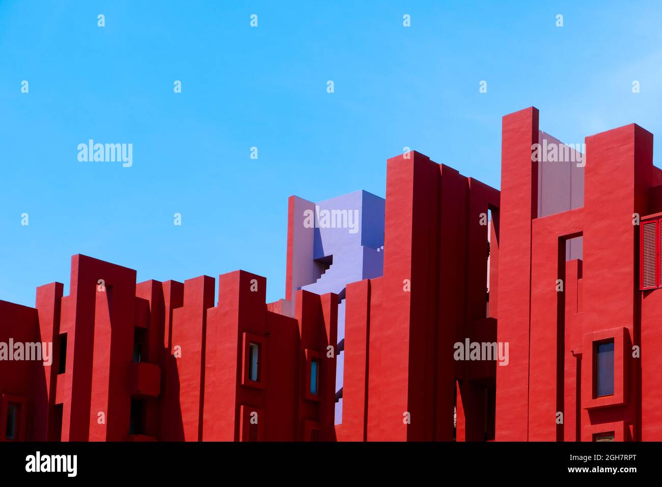 Calpe, Spanien - 2. August 2021: Detail des malerischen Gebäudes La Muralla Roja in Calpe, Spanien, ein von Ricardo Bofill A entworfenes Mehrfamilienhaus Stockfoto