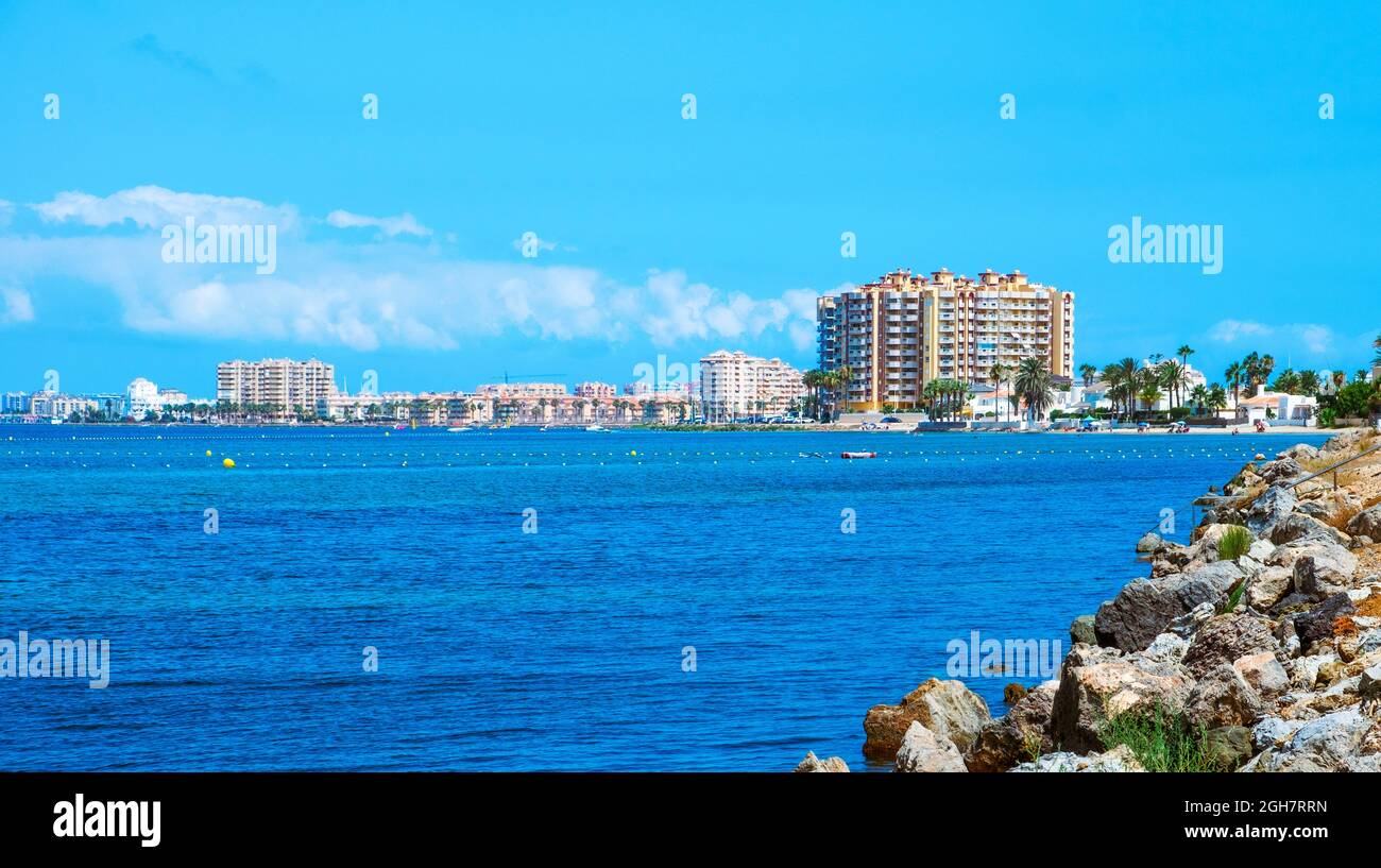 La Manga, Spanien - 29. Juli 2021: Ein Blick auf den Strand von Matas Gordas im nordwestlichen Teil von La Manga del Mar Menor in Murcia, Spanien, und hebt die e hervor Stockfoto