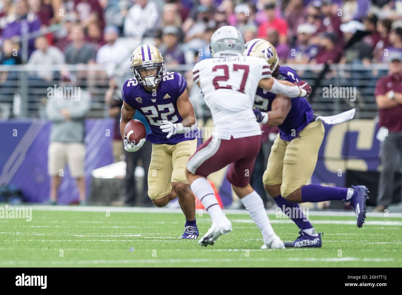 Washington Huskies läuft Cameron Davis (22) im zweiten Viertel eines NCAA College-Fußballspiels gegen den Montan mit dem Ball zurück Stockfoto