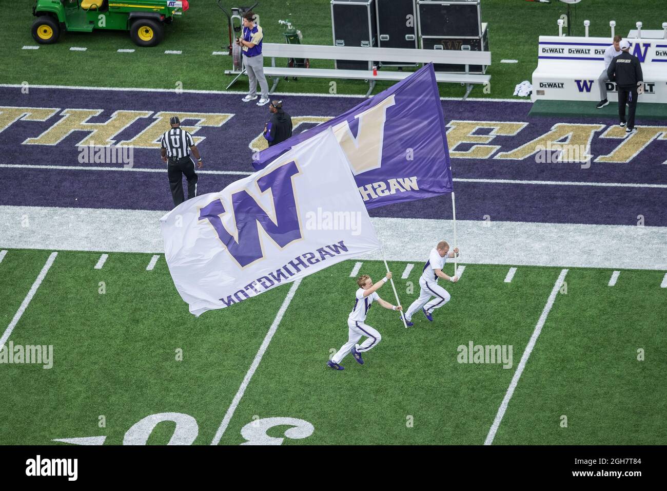 Washington Huskies Chearleaders führten die Huskies zum Start des dritten Quartals eines NCAA College-Fußballspiels am Samstag, Sept., auf das Feld Stockfoto