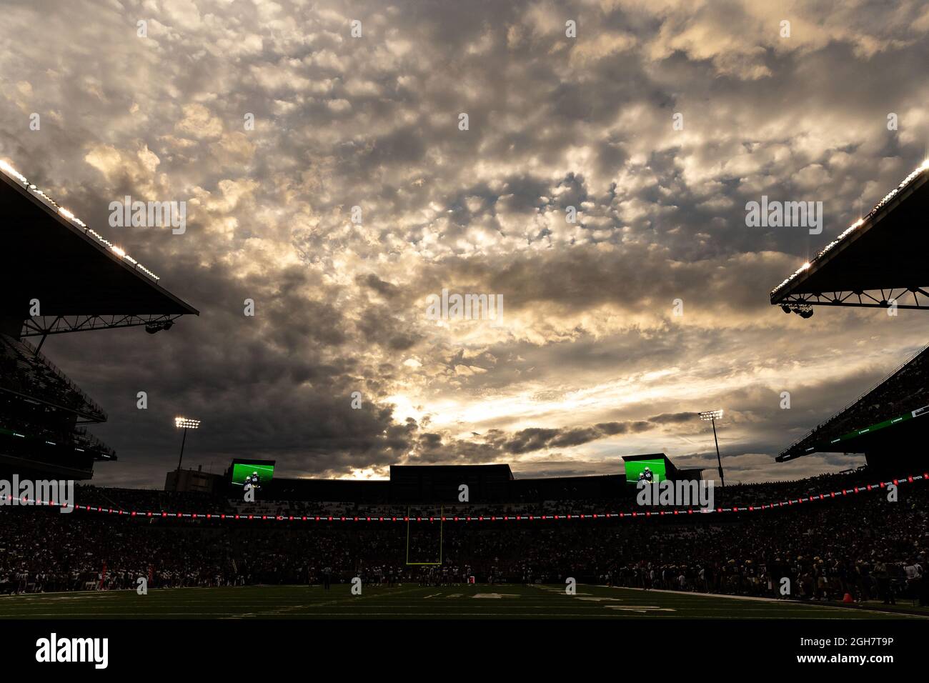 Die Sonnenuntergänge im Husky Stadium während des dritten Quartals eines NCAA College-Fußballspiels zwischen den Washington Huskies und den Montana Grizzlies, Satur Stockfoto