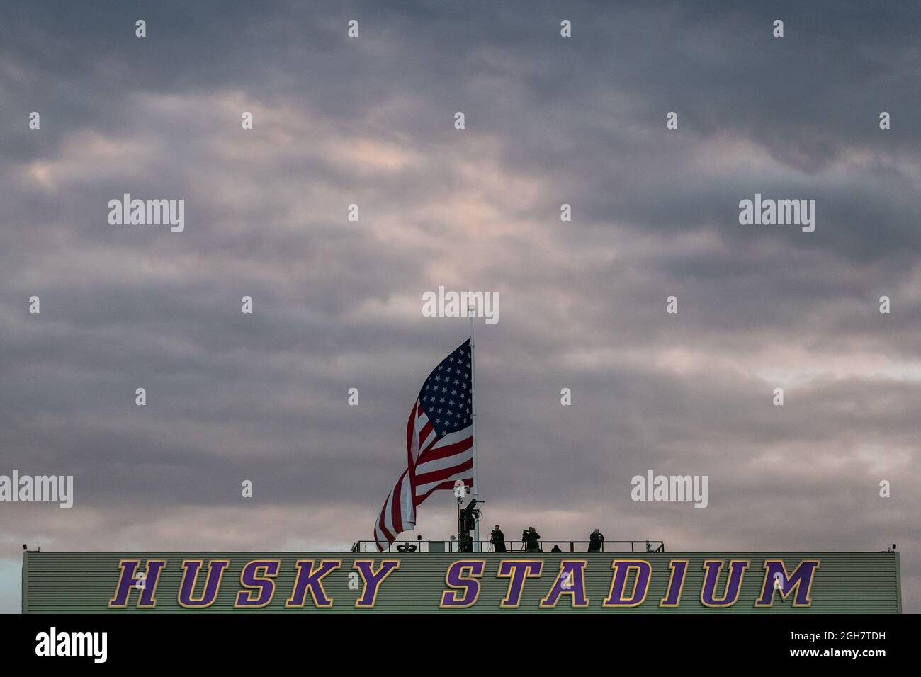 Husky Stadium bei Sonnenuntergang während des vierten Quartals eines NCAA College Football Spiels zwischen den Washington Huskies und den Montana Grizzlies, Samstag Stockfoto