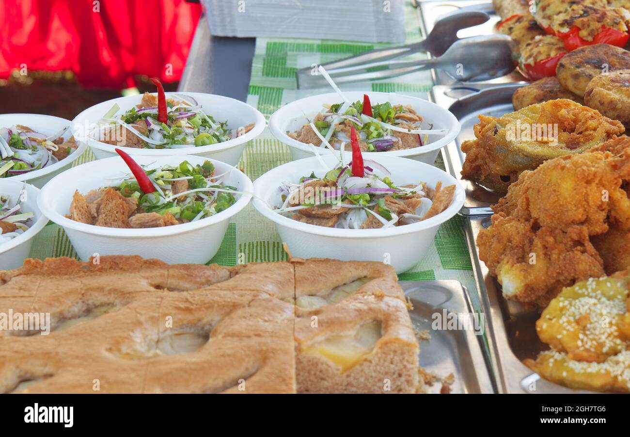 Authentische vietnamesische scharfe und scharfe Suppe mit Fleisch und Gemüse beim Asian Street Food Festival in Prag Stockfoto