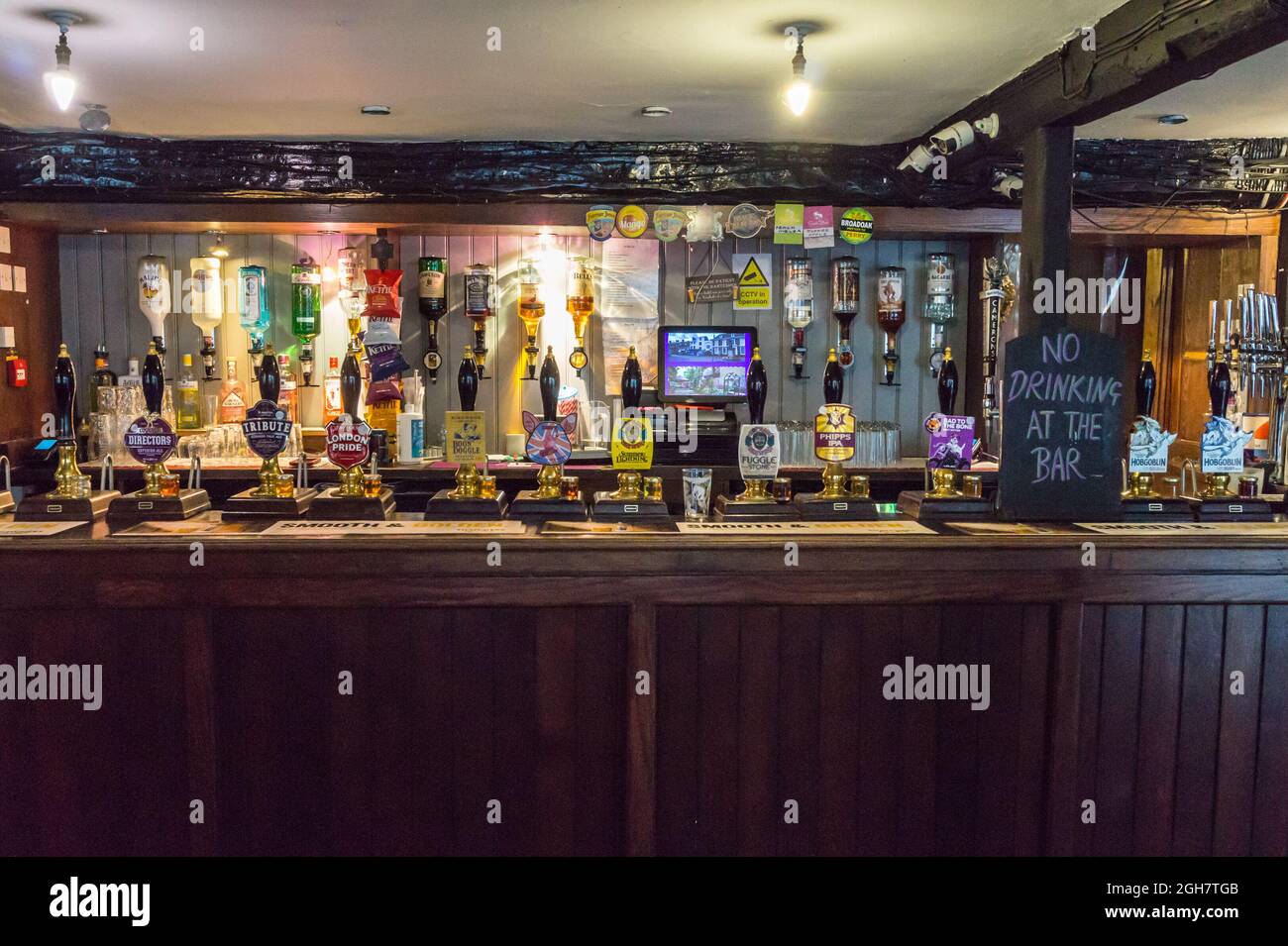 Echte Ale-Handpumpen an der Bar im Falcon Inn. Huntingdon, England Stockfoto