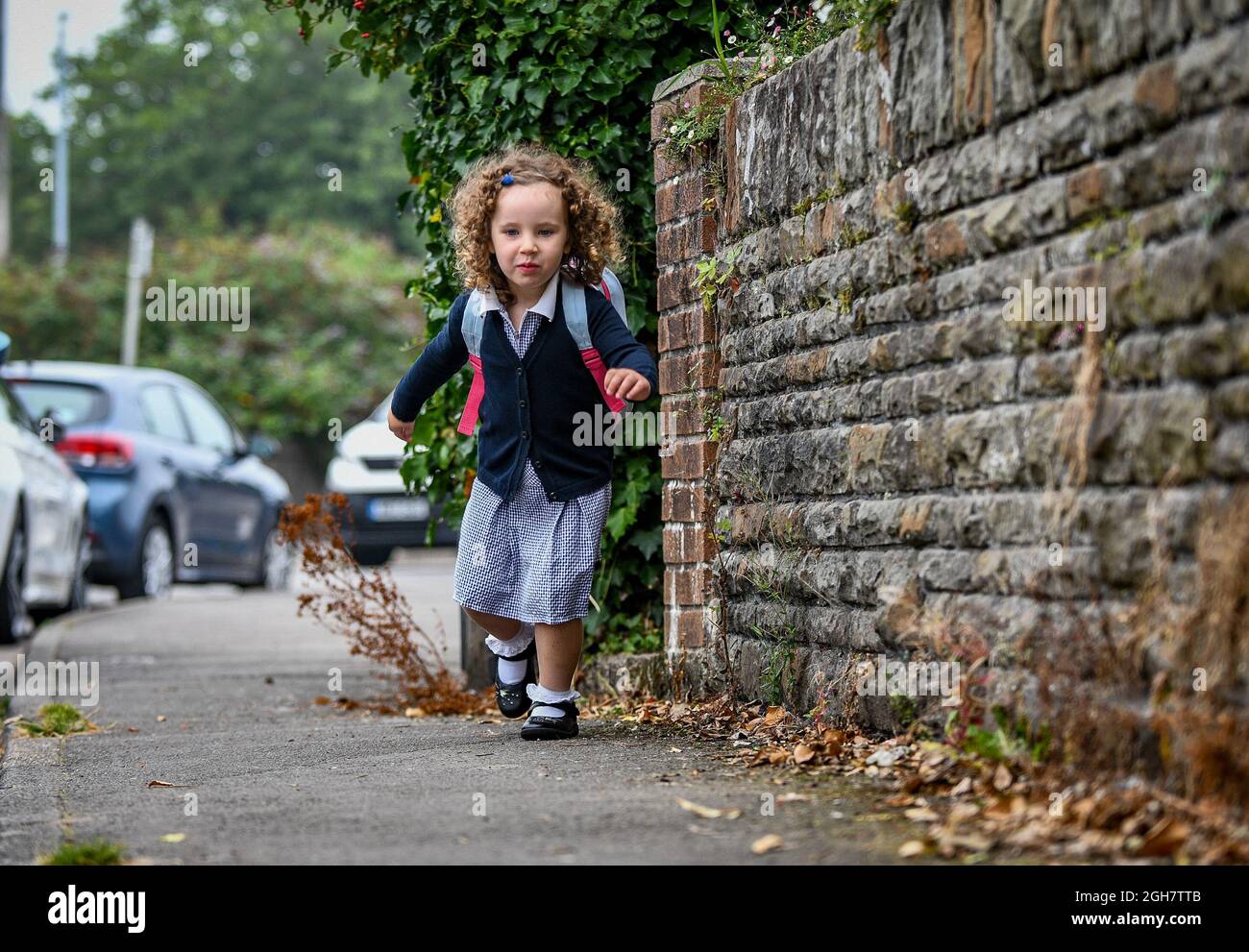 Montag, 6. September 2021, Swansea, Großbritannien. Abgebildet ist die dreijährige Lillian Joy, Schülerin an der Alltwen Primary School in Swansea, und eines der vielen Millionen Kinder, die nach der Sommerpause wieder in die Schulen in ganz England und Wales zurückkehren. Stockfoto