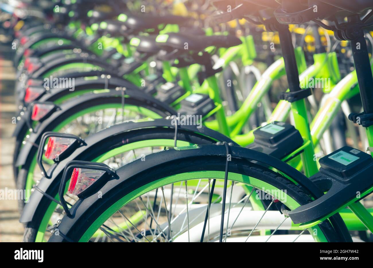 Systeme zur Fahrradfreigabe. Fahrrad zum Mieten von Geschäften. Fahrrad für Stadtrundfahrt am Fahrradparkplatz. Umweltfreundlicher Transport. Städtische Wirtschaft öffentlich Stockfoto