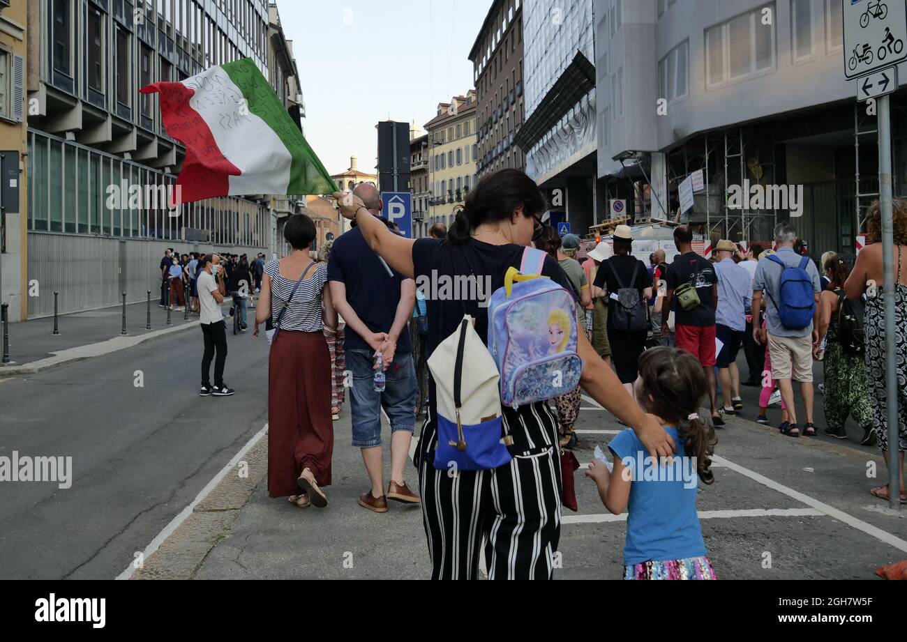 Kein grüner Pass und kein vax-Protest in Mailand zwischen der Straße des Stadtzentrums. Stockfoto