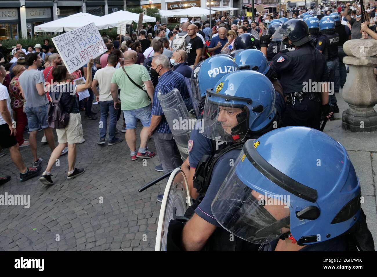 Kein grüner Pass und kein vax-Protest in Mailand zwischen der Straße des Stadtzentrums. Stockfoto