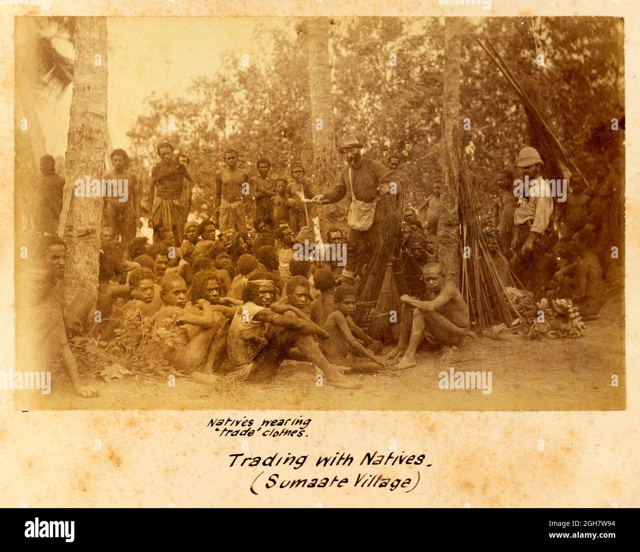 Europäer, die während der G.S.A. mit den Eingeborenen des Sumaate Village in Papua-Neuguinea Handel treiben (Geographic Society of Australasia) Neuguinea Exploring Expedition 1885 Stockfoto