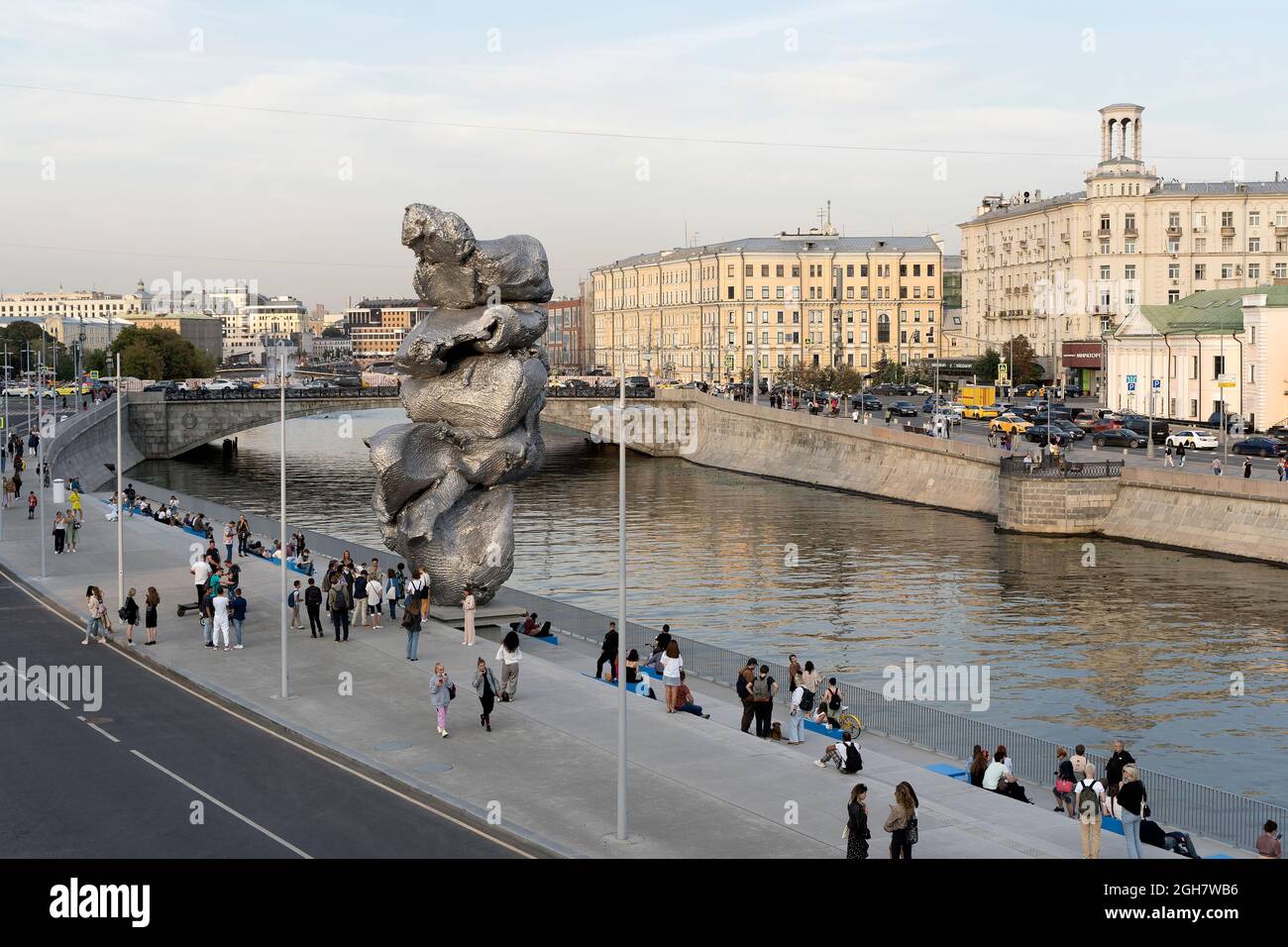Moskau, Russland - 31. August 2021: Skulptur von Urs Fischer Big Clay 4 auf dem Bolotnaja-Damm in Moskau. Stadtbild und Böschung mit Urlaubern im Sommer. Hochwertige Fotos Stockfoto