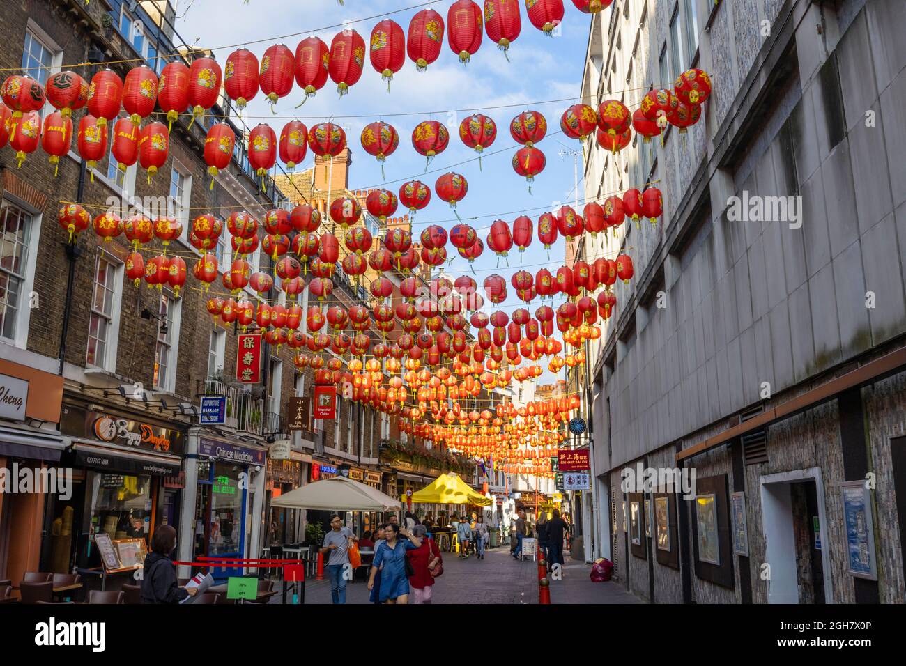 Farbenfrohe chinesische Laternen in Rot und Gold, die über die Lisle Street in Chinatown im West End von London, W1-Bezirk der City of Westminster, aufgereiht sind Stockfoto