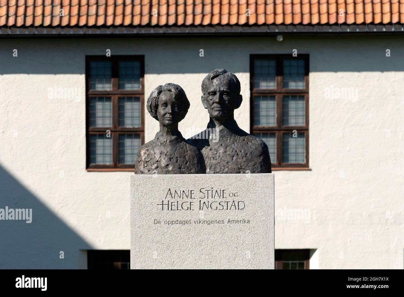 Büsten von Anne Stine und Helge Ingstad vor dem Viking Ship Museum, Bygdoy, Oslo, Norwegen Stockfoto