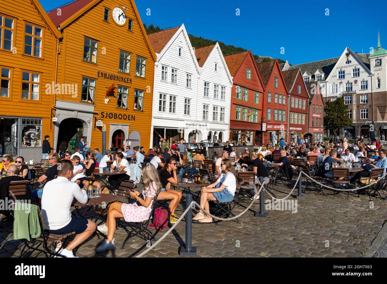 Bryggen, auch bekannt als Tyskebryggen, ist eine Reihe von Handelsgebäuden aus dem hanseatischen Erbe, die sich an der östlichen Seite des Hafens von Vågen in Bergen, Norwegen, befinden Stockfoto