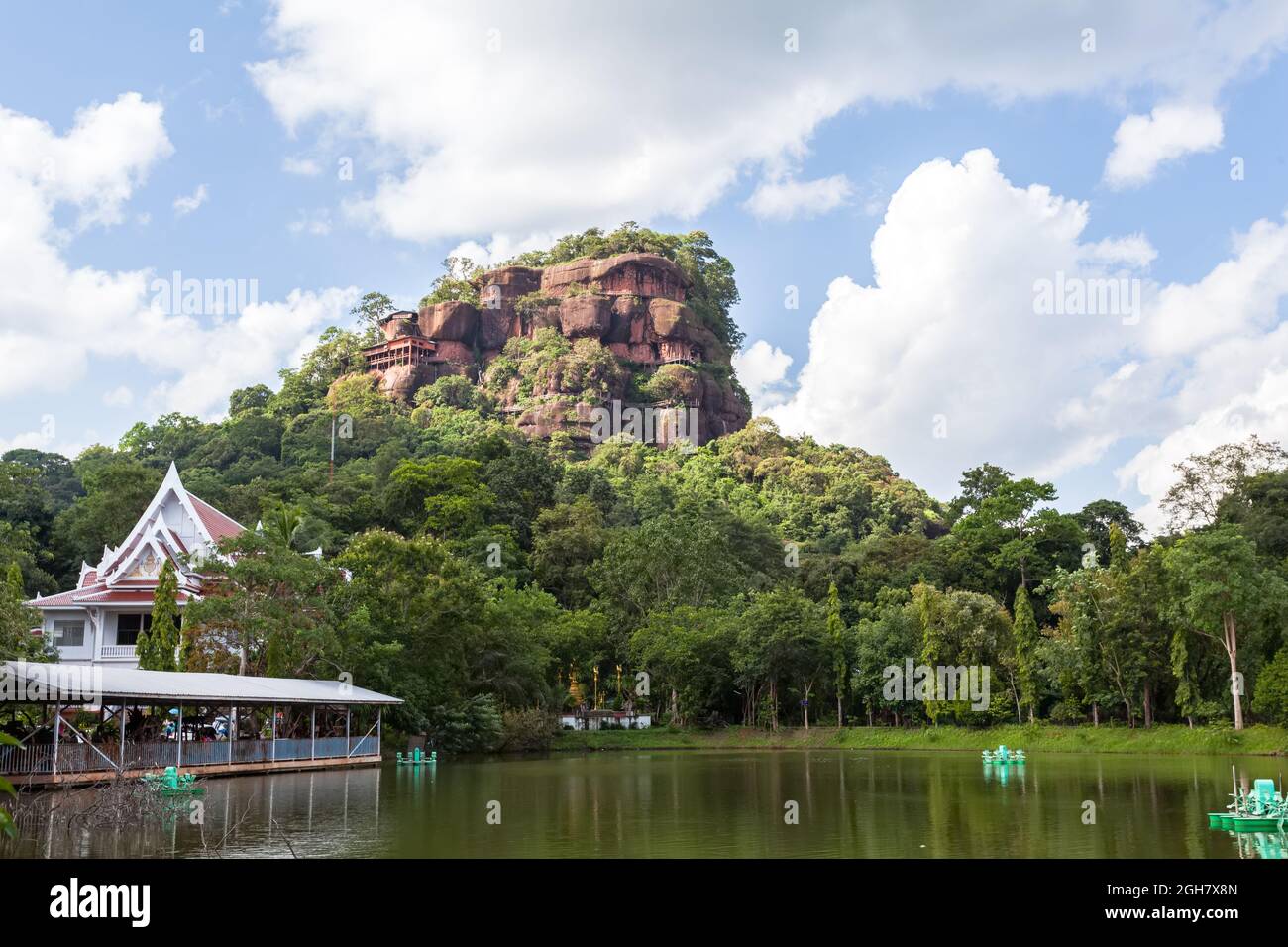 Phu tok Berg oder Wat Jetiyakiree Viharn Tempel mit Holzpfad rund um den 7 Etagen Berg in der Bueng Kan Provinz, Thailand Stockfoto