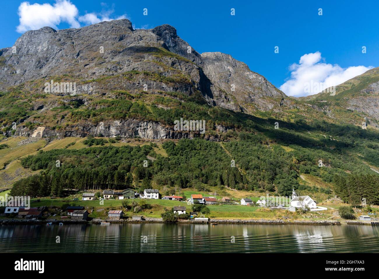 Kleine Stadt Bakka am Ufer des Nærøyfjord in Norwegen, Europa Stockfoto