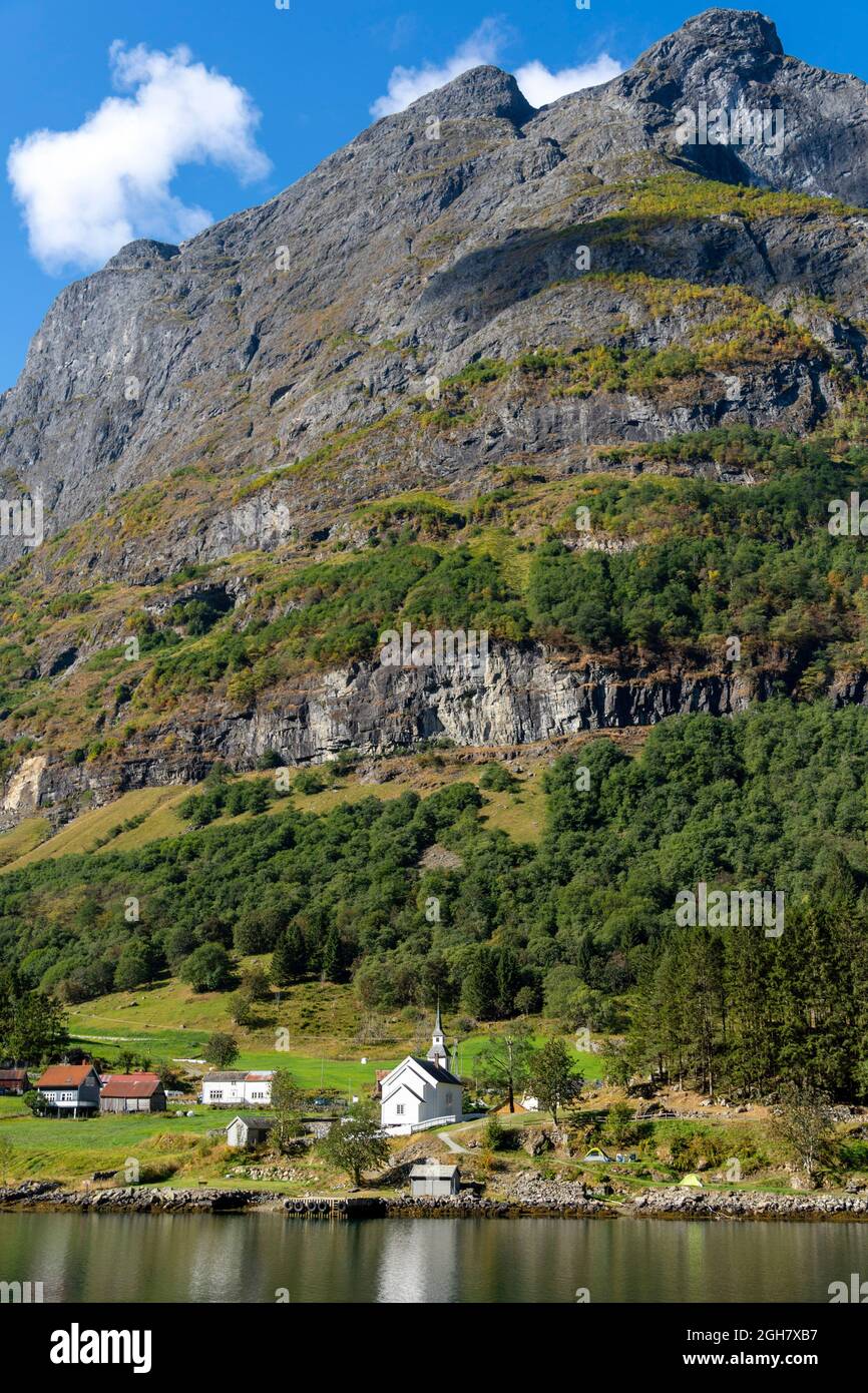 Kleine Stadt Bakka am Ufer des Nærøyfjord in Norwegen, Europa Stockfoto